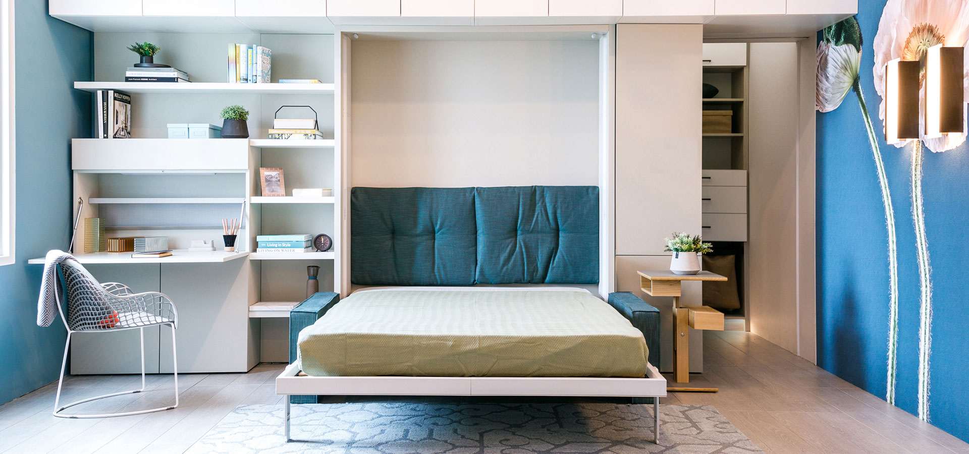 Letto matrimoniale a scomparsa con divano e libreria