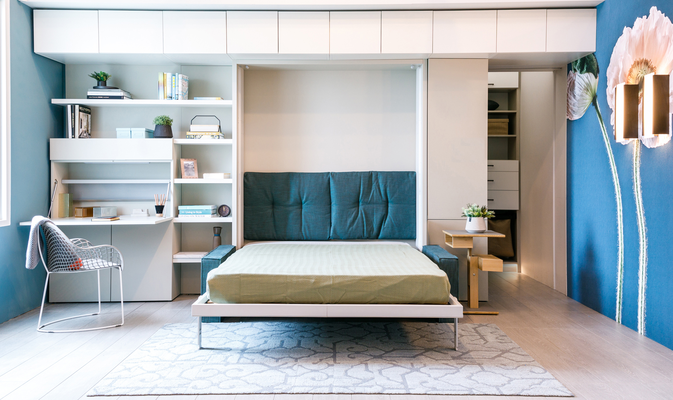 Letto matrimoniale a scomparsa con divano e libreria